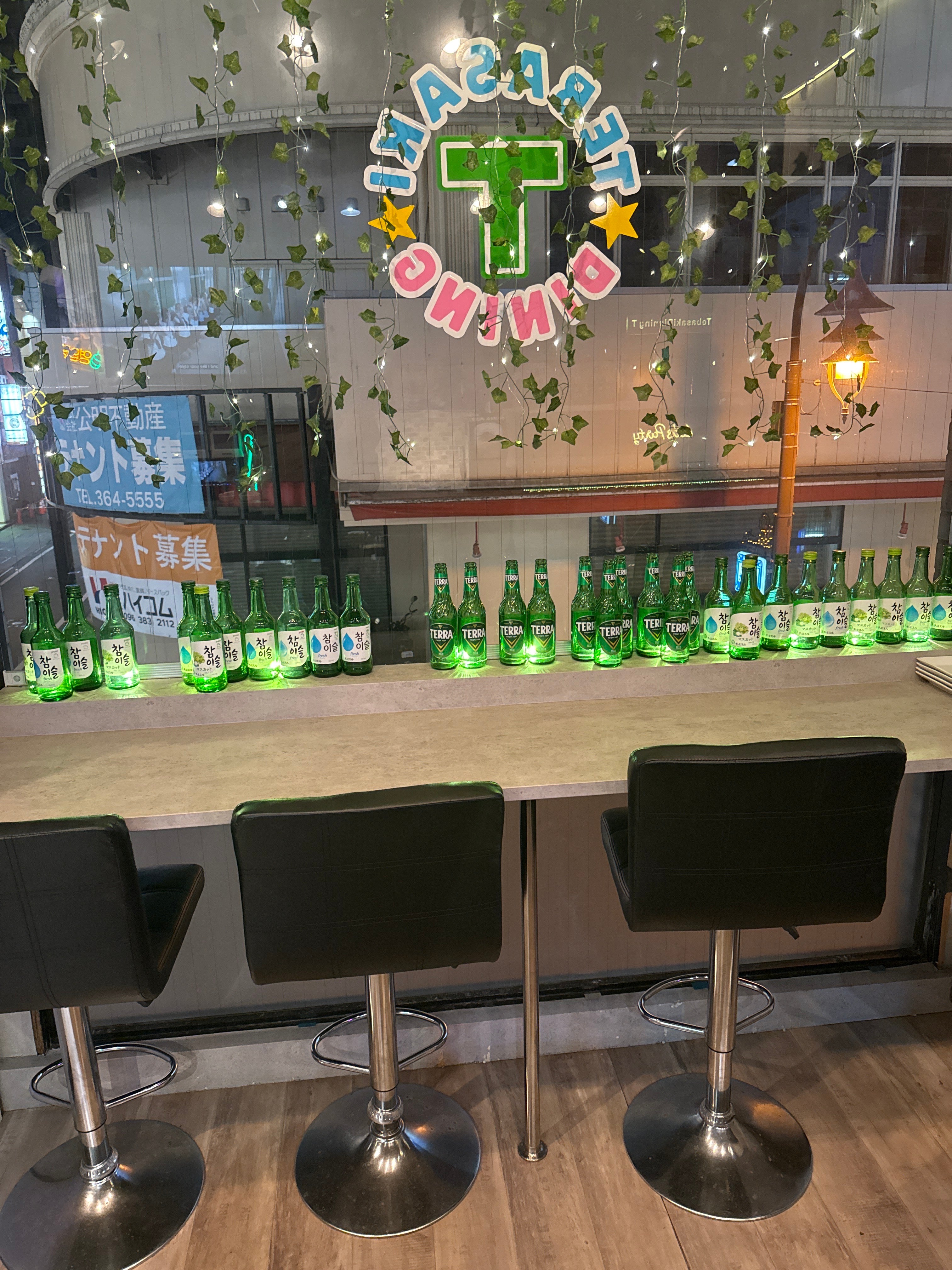 新市街を望む特等席！開放感あふれるガラス張りのカウンターの写真